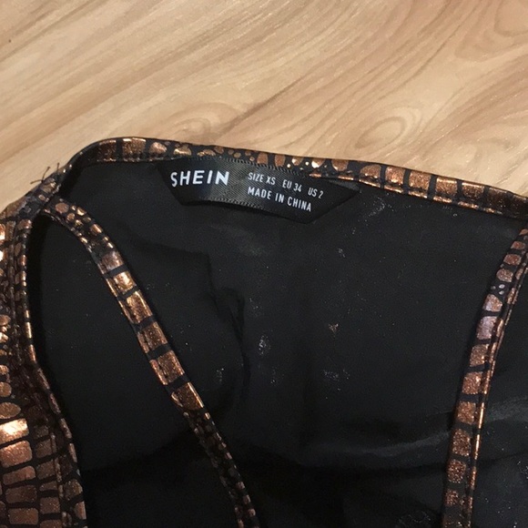 SHEIN Faux leather snakeskin crisscross crop top - Picture 3 of 3